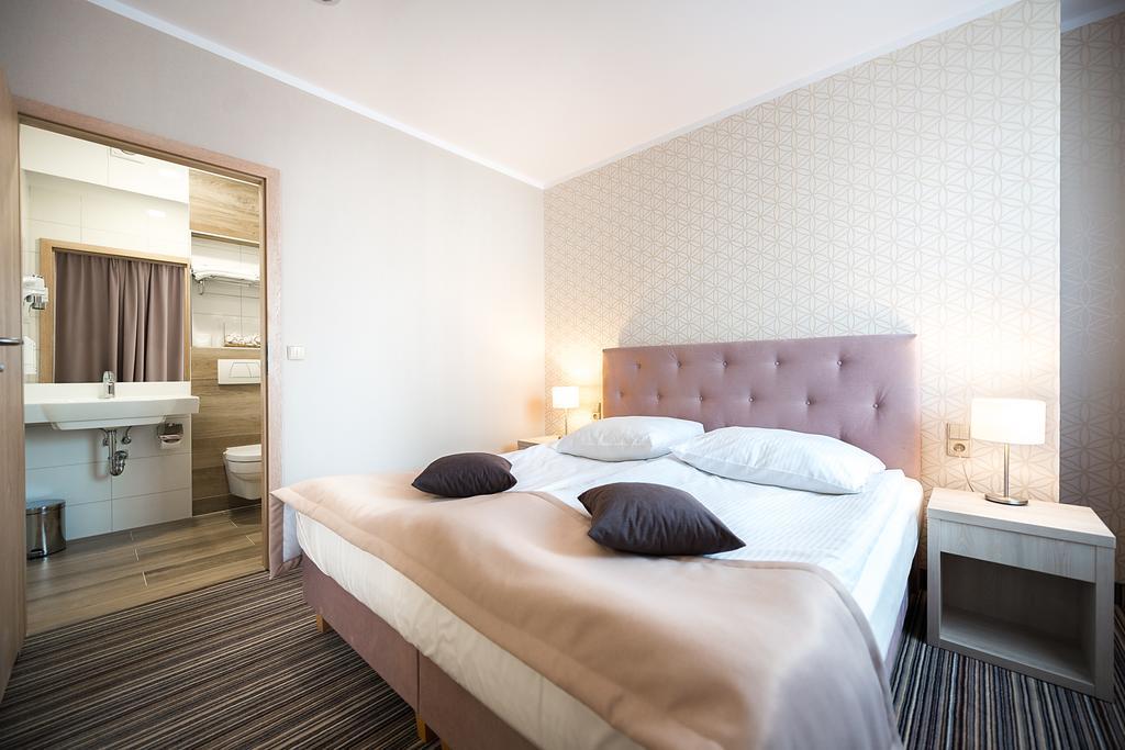 Hotel Almarco Środa Wielkopolska Exteriör bild